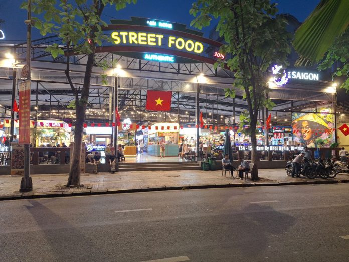 Menikmati Street Food Khas Vietnam di Benh Nghe