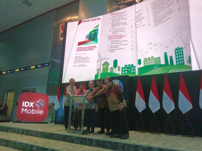 OJK meluncurkan buku Mengenal dan Memahami Perdagangan Karbon bagi Sektor Jasa Keuangan pada Selasa (15 Juli 2025) di Gedung Bursa Efek Indonesia, Jakarta (Foto Infopublik)