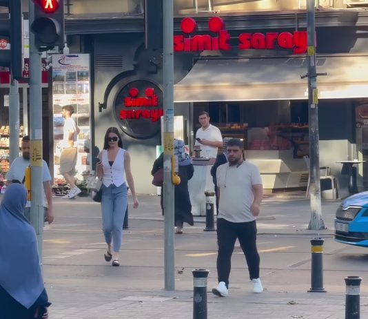 Pejalan kaki di Istanbul