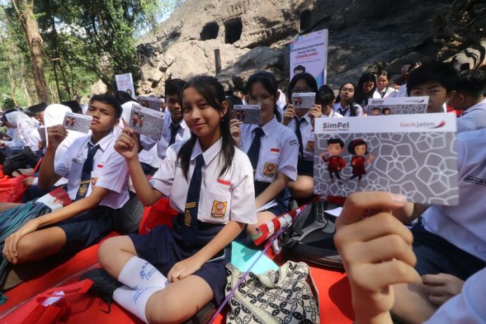 antarafoto-cerdas-menabung-untuk-indonesia-emas-dan-gemilang-1756639423 (2)
