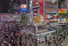 Pertumbuhan Ekonomi Jepang Terkontraksi Pertama Kali dalam Enam Kuartal Shibuya Crossing
