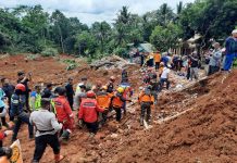 BNPB Bawa Dukungan Darurat, 20 Warga Masih Dicari Pasca Tanah Longsor di Cilacap Tanah longsor