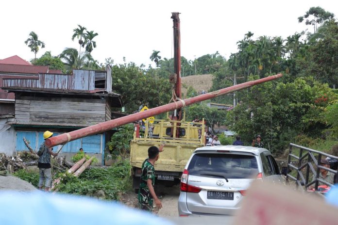 Percepatan instalasi tiang listrik