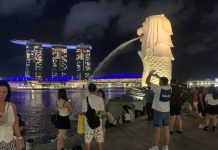 Pesona Merlion Park Singapura di Waktu Malam