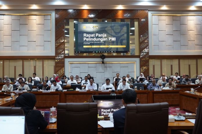 Rapat_Panja_DPR-Kementerian_P2MI_Bahas_Penguatan_Tata_Kelola_dan_Pelindungan_Pekerja_Migran_DSC07913 (1)
