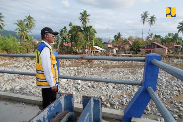 menteri-dody-tinjau-penanganan-tanggap-darurat-sungai-air-dingin-di-padang-dorong-padat-karya-bagi-masyarakat-WhatsApp Image 2026-01-30 at 08.56.12