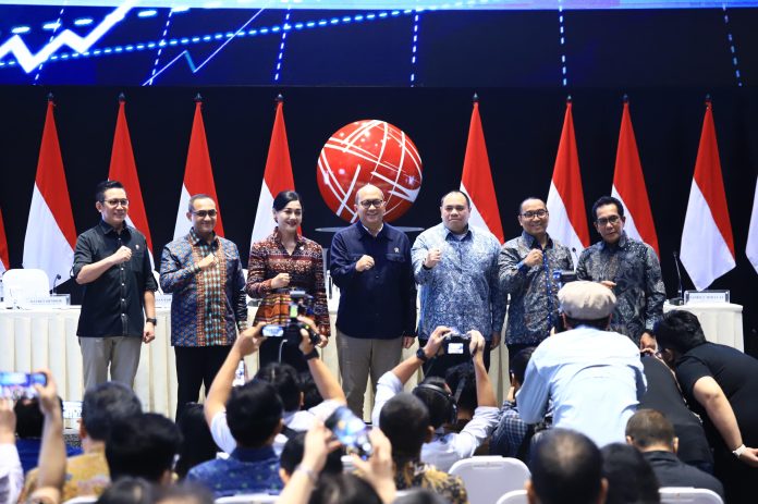 CEO Danantara Indonesia Roesan Roslani beserta Pejabat OJK dan BEI dalam Dialog Pasar Modal yang digelar di Main Hall Bursa Efek Indonesia, Jakarta, Minggu (1 Feb 2026). (Foto Humas OJK)