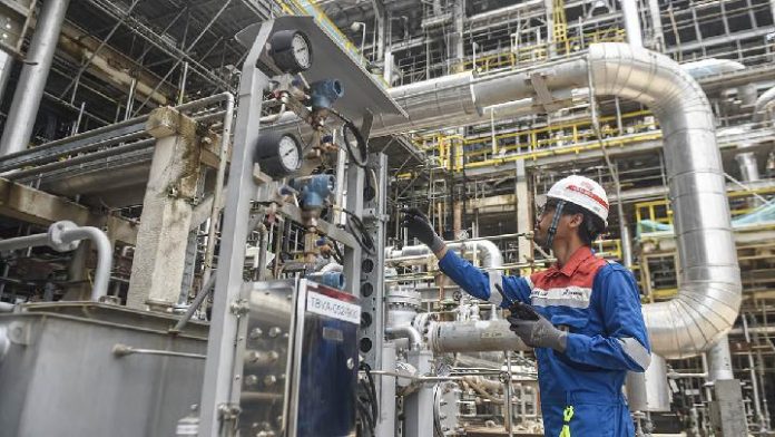 Pekerja sedang mengecek operasional unit dari KIlang Residual Fluid Catalytic Cracking (RFCC) di Kilang Pertamina Balikpapan, Kalimantan Timur. (Sumber Infopublik)