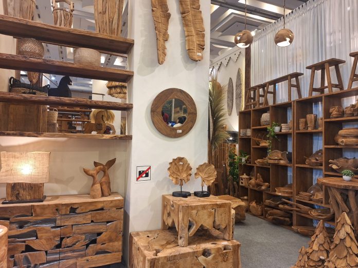 Kerajinan Kayu Jepara di Indonesia International Furniture Expo (IFEX) 2026. (Foto Emy Vibizmedia)