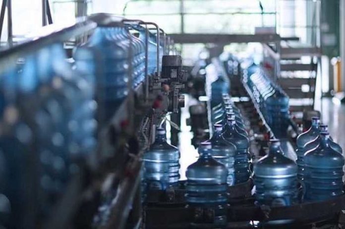 Ilustrasi Guna Ulang Proses pengisian air minum di galon guna ulang. (Foto Infopublik)