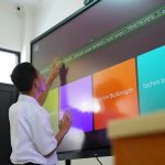 Dari Makan Bergizi hingga Kelas Digital, Strategi Cetak SDM Unggul Papan Interaktif Digital
