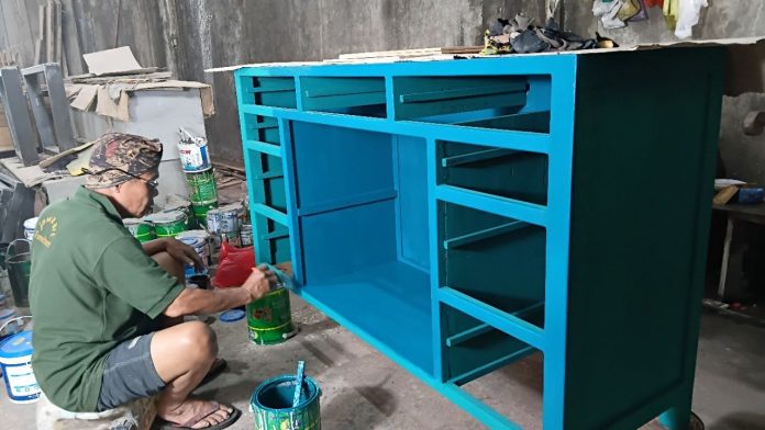 Pengerajin kayu