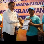 Lindungi Nelayan, Kemenhub Bagikan Ratusan Life Jacket di Muara Angke