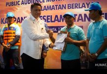 Lindungi Nelayan, Kemenhub Bagikan Ratusan Life Jacket di Muara Angke