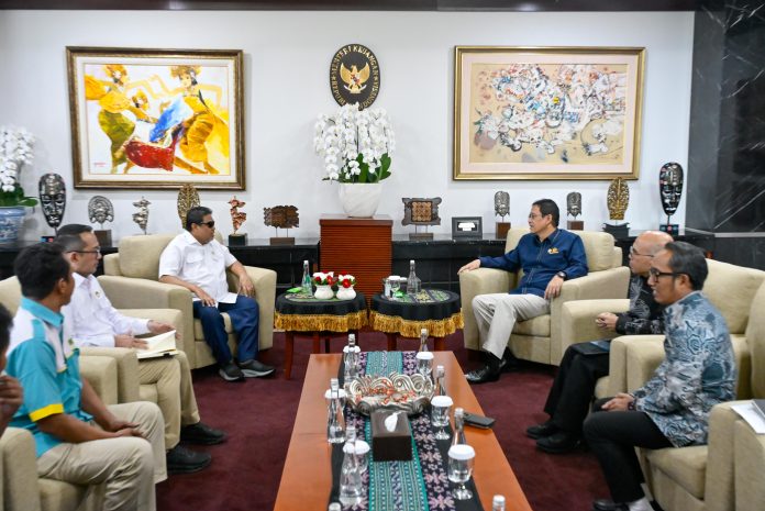 Menkeu Purbaya saat mengunjungi D-8 HEI 2026, di Senayan, Jakarta, Rabu (8 Juli 2026). (Dok. Kemenkeu)