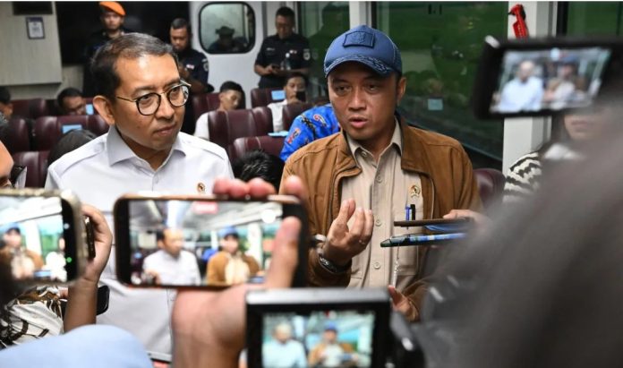 Mensesneg_Prasetyo_di_KA_Nusantara_Explorer