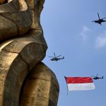 Langit Jakarta Bergemuruh! 17 Penerjun Kopassus dan Jet Tempur Bentuk Angka 81 di HUT RI Terjun Payung