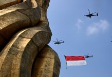 Langit Jakarta Bergemuruh! 17 Penerjun Kopassus dan Jet Tempur Bentuk Angka 81 di HUT RI Terjun Payung