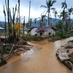 Banjir Padang Mulai Surut, Warga Kembali ke Rumah dan Bersihkan Sisa Lumpur Banjir