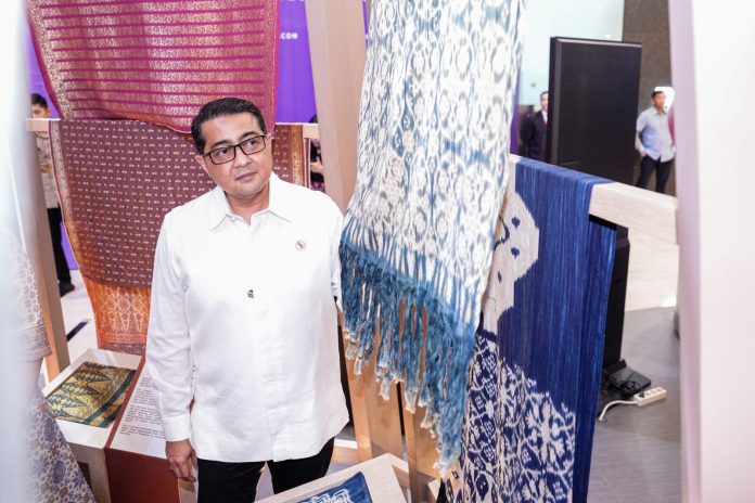 Menekraf Teuku Riefky meninjau koleksi kain tenun di Glory Indonesia 2026 Weaving Archipelago di Senayan City, Jakarta, Rabu (12.08.2026).