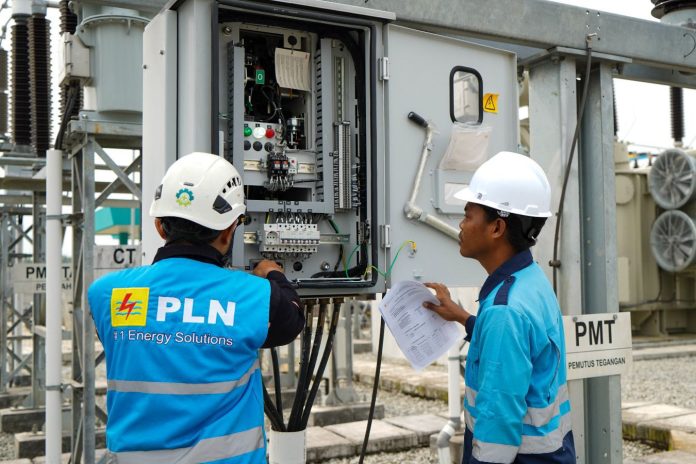 Petugas-PLN-Gardu-KIIC