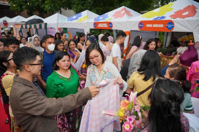 Wamenekraf Irene Umar, meninjau tenant pada acara Pesta Folka Vol. 2 Generasi Kebaya di Urban Forest, Jakarta, Minggu (30.8.2026).
