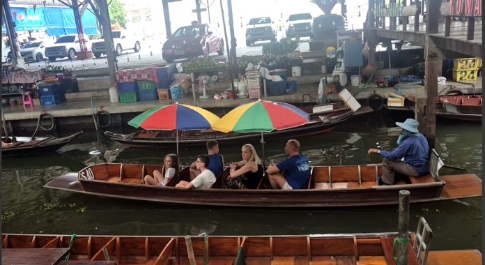Wisatawan menyusuri Damnoen Saduak Floating Market (Foto Basril Tarigan Vibizmedia)