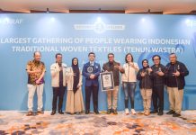 Kementerian Ekraf Raih Rekor Dunia GWR lewat Wastra Tenun Nusantara