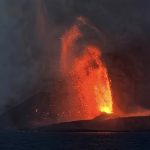 Abu Vulkanik Anak Krakatau Bergerak Berbeda di Tiap Ketinggian, Penerbangan Diwaspadai Erupsi Anak Gunung Krakatau