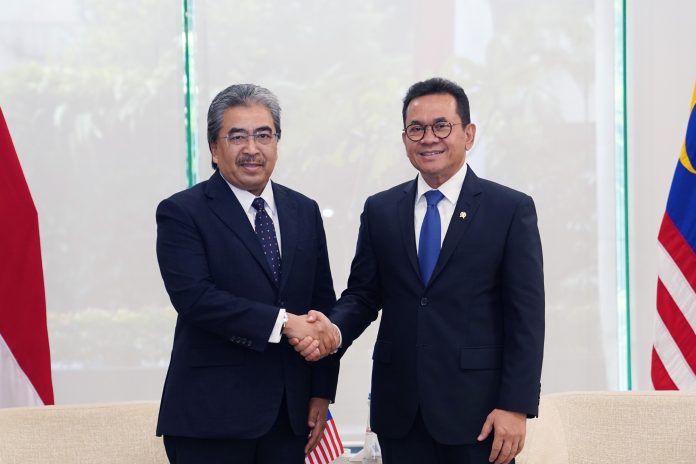 Menteri Perdagangan Republik Indonesia, Budi Santoso, bersama Menteri Investasi, Perdagangan, dan Industri Malaysia, Datuk Seri Johari Abdul Ghani,