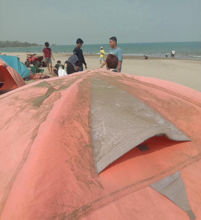 Abu Vulkanik Gunung Anak Krakatau
