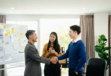 Menyapa: Kebiasaan Sederhana yang Bisa Membangun Budaya Kerja Positif Menyapa