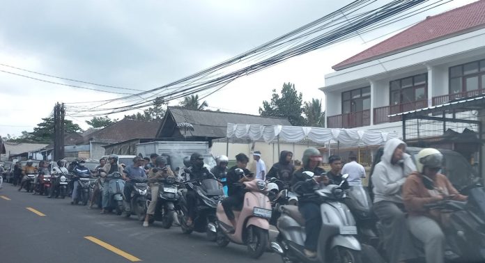 Antrian BBM yang panjang di daerah Luwus dan Pacung - Tabanan - Bali (Foto Riris Vibizmedia)