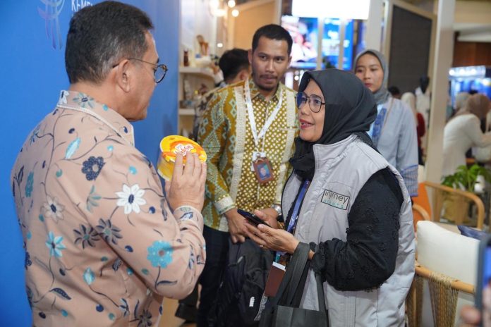 Menteri Perdagangan Budi Santoso di sebuah area pameran TEI ke 41 di ICE, BSD, Tangerang (Foto Kemendag)
